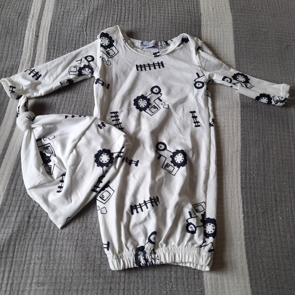 Baby Knotted Sleeper Gown & Hat Set NWOT! - Tractor Farm, Black/White (0-3 mths)